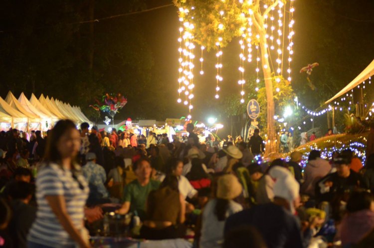 ทะลักภูเขาโต้ลมหนาว-รับแสงแรกแห่งปี 2569 บนมอหินขาวชัยภูมิคึกคัก