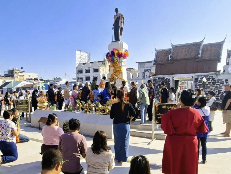 ชาวโคราชแห่กราบสักการะ"ท้าวสุรนารี" ขอพรศิริมงคลชีวิตรุ่งเรืองรับปีม้าทอง