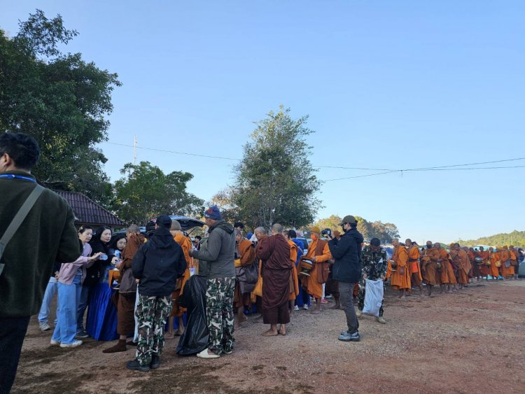 นักท่องเที่ยวไทย-เทศฝ่าลมหนาวทำบุญตักบาตรพระสงฆ์ 72 รูปรับแสงแรกบนเขาใหญ่