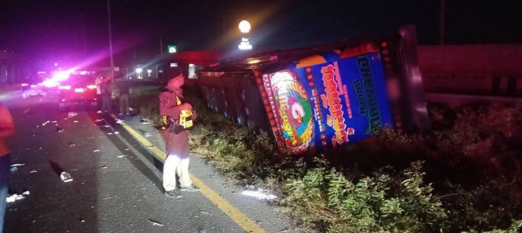 ระทึก!รถบัส ตกล่องพลิกคว่ำกลางถนนพหลโยธินบาดเจ็บอื้อ