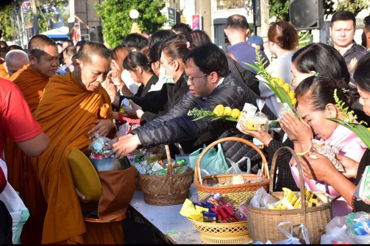ศรีสะเกษพร้อมใจทำบุญตักบาตร 109 รูป ถวายเป็นพระราชกุศล รับปีม้าทอง