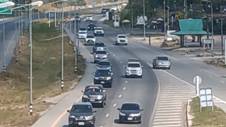 คนอีสานแห่กลับทำงานภาคตะวันออกจราจรถนนสาย304ติดบางช่วง