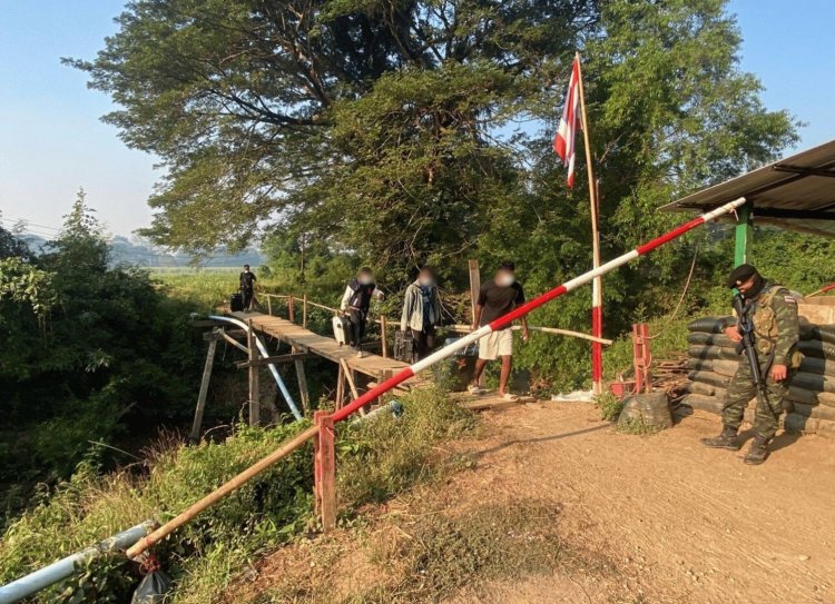 ทหาร ฉก.ราชมนูควบคุมชาวต่างชาติ 20 ราย ลักลอบเข้าเมืองผิดกฎหมาย