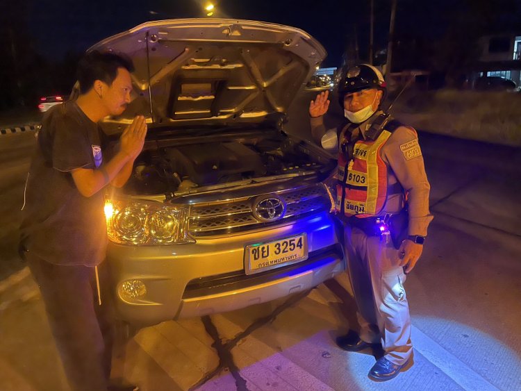 "คนไทยไม่ทิ้งกัน! นาทีตำรวจเมืองพญาแล ช่วยชาวบ้านรถน้ำมันหมดกลางทาง 4 ทุ่ม"