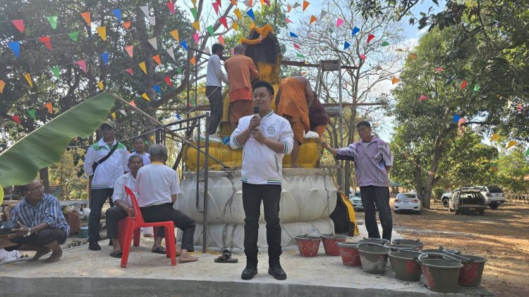 “ตั้ม ชินพันธ์” ร่วมแรงชาวบ้านหล่อพระประธาน ก่อนแนะนำตัวขอแรงศรัทธา เขต 11 โคราช