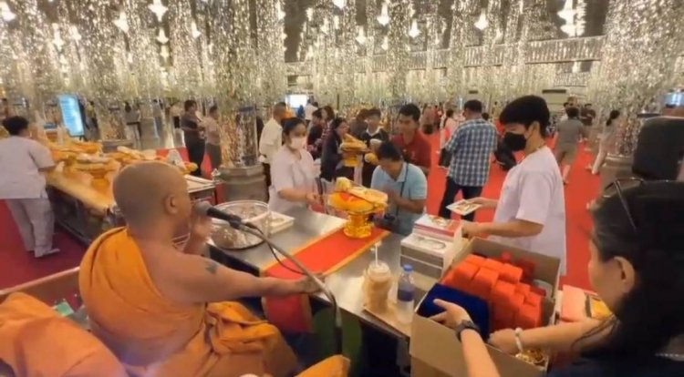 นทท.หลั่งไหลเข้าวัด กราบไหว้สักการะหลวงพ่อฤๅษีลิงดำ