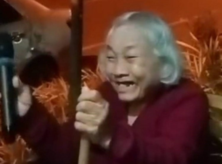 รำลึกวีรชน!คุณยายวัย87ปีร้องเพลงชาติไทยกระหึ่มเสียง-ทำนองไม่เพี๊ยน