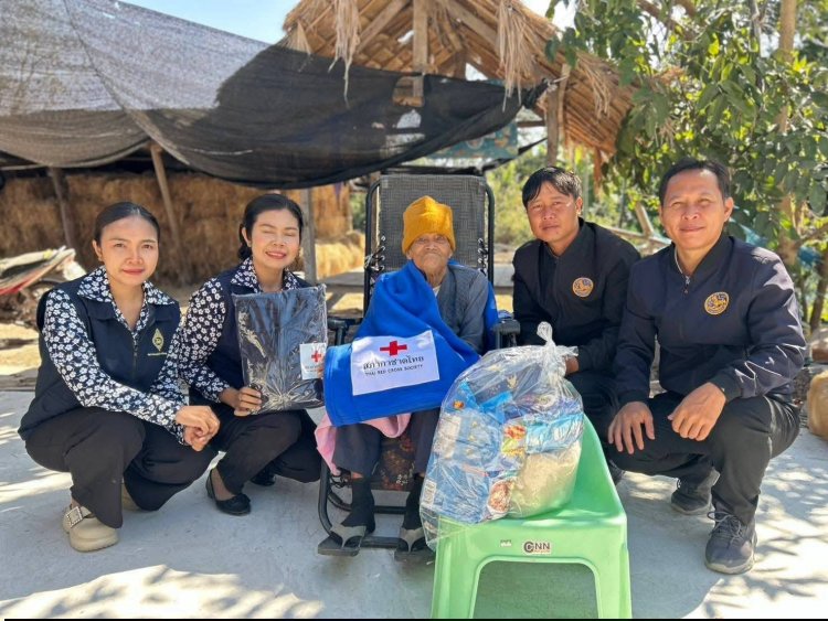 นายอำเภอห้วยทับทัน–แม่บ้านมหาดไทย ลงพื้นที่เยี่ยมผู้สูงอายุอายุเกิน 100 ปี