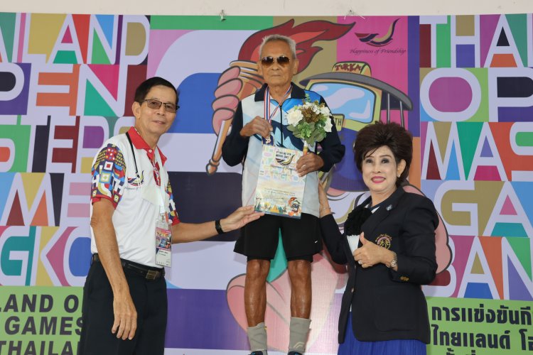 ชื่นชม คุณตาสว่าง 106 ปี แข็งแรง คว้าเหรียญทองเหรียญที่ 4 กรีฑา ไทยแลนด์ โอเพ่น มาสเตอร์เกมส์ ครั้งที่ 6