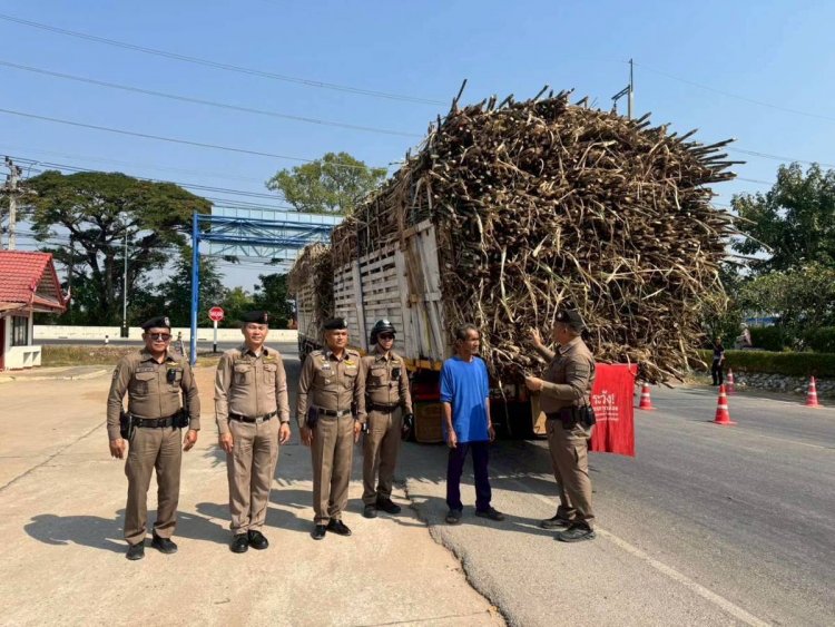 ตำรวจชัยภูมิยกระดับกวดขันเข้มรถบรรทุกอ้อยทั้งจังหวัดป้องกันซ้ำรอยอ้อยตกถนนมีผู้เสียชีวิต