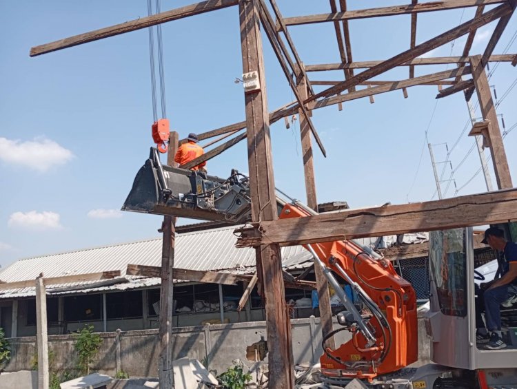 สนง.ปภ.13 ผนึกกำลัง ปภ.ศรีสะเกษและ ปภ. กันทรลักษ์ รื้อถอนบ้านเรือนเหยื่อภัยสู้รบชายแดนสร้างใหม่