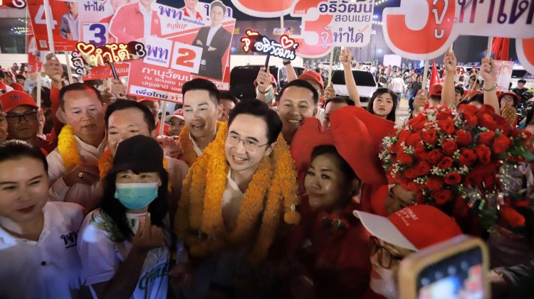 แฟนคลับเพื่อไทยกว่าหมื่นคนแห่รับ “ยศชนัน”ปราศรัยช่วย 8 ผู้สมัคร สส.ปทุมฯ อ้อนแลนด์สไลด์ยกจังหวัด