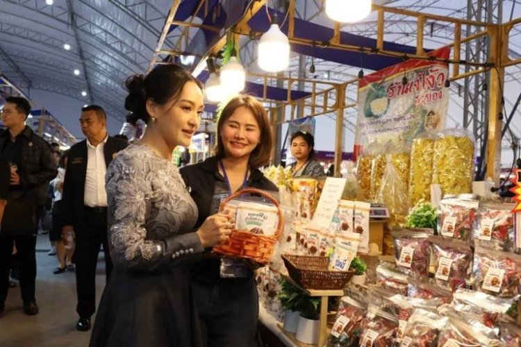 กว่า 200 บูธร่วมจำหน่ายสินค้า "โครงการ OTOP สร้างสุขสู่ชุมชน "กระตุ้นศก.ฐานรากกระบี่