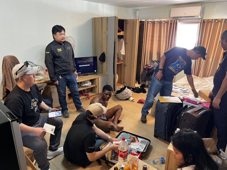 บุกทลายรัง romance scam กลางเมืองทองธานี รวบผู้ต้องหาผิวสียกแก๊ง 13 ราย