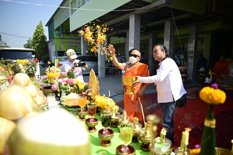 สมุนไพรไทย หงส์ไทย จัดพิธีเจริญพระพุทธมนต์ พระพุทธลีลาปางประทานพร พิธีบวงสรวงสิ่งศักดิ์สิทธิ์