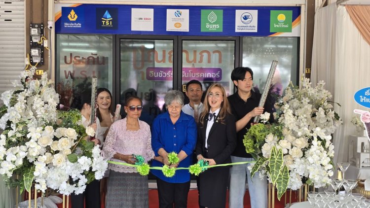 “กราบเท้าแม่เปิดกิจการ” ลูกสาวมอบความสำเร็จให้ผู้ให้กำเนิด น้ำตาแห่งความปลื้มปริ่มในวันเปิดสำนักงาน