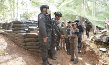 'ในหลวง'พระราชทานสิ่งของให้กำลังใจทหารชายแดนที่ช่องโอบก จ.บุรีรัมย์