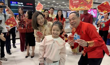 ท่าอากาศยานสุวรรณภูมิต้อนรับตรุษจีนมอบของที่ระลึกส่งต่อคำอวยพรต้อนรับปีใหม่จีนอย่างอบอุ่น