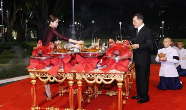 “ในหลวง-พระราชินี”ทรงประกอบพระราชพิธีสังเวยพระป้ายเนื่องในเทศกาลตรุษจีน