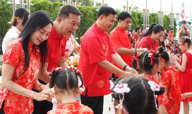 "ยงยุทธ สุวรรณบุตร" แจกอั่งเปานักเรียนเทศกาลตรุษจีน