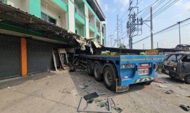 ระทึกกลางเมืองบางละมุง!พ่วง 18 ล้อพุ่งทะลุตึก 4 ชั้นร้านส้มตำพังยับเจ็บ 2