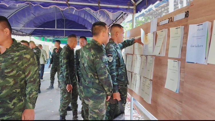 ทหาร-ประชาชนชายแดนศรีสะเกษแห่ใช้สิทธิ์เลือกตั้งล่วงหน้า