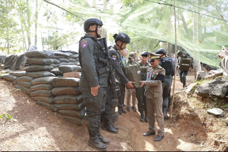 'ในหลวง'พระราชทานสิ่งของให้กำลังใจทหารชายแดนที่ช่องโอบก จ.บุรีรัมย์
