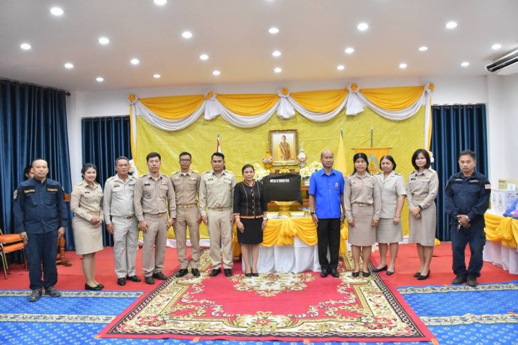 ศรีสะเกษมอบเงิน–สิ่งของพระราชทาน ช่วยผู้ประสบอัคคีภัย ตอกย้ำพลังบำบัดทุกข์บำรุงสุข