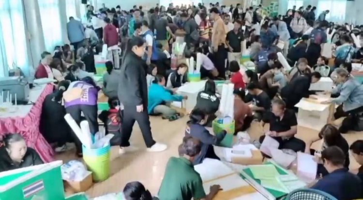 คึกคักตั้งแต่เช้า!จนท.ประจำหน่วยเลือกตั้งเตรียมพร้อมรับหีบเลือกตั้ง 8 ก.พ.2569
