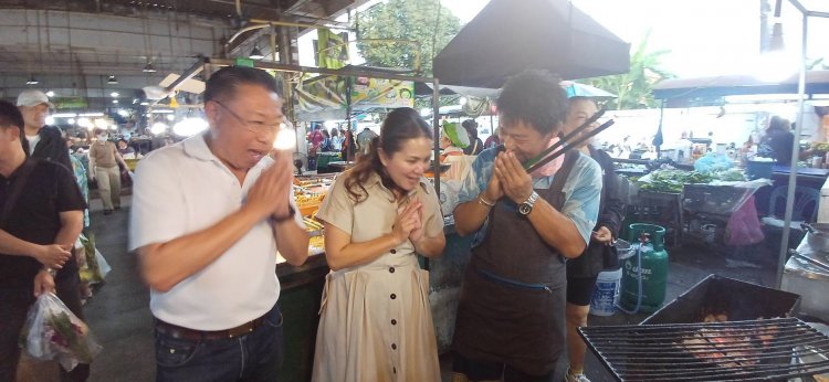 “  ธนัสถ์” พร้อม "นายกจอย". นายก อบจ.ตาก เดินตลาดเมืองตาก ขอบคุณทุกคะแนนเสียง ชูเดินหน้าทำงานเพื่อคนตาก