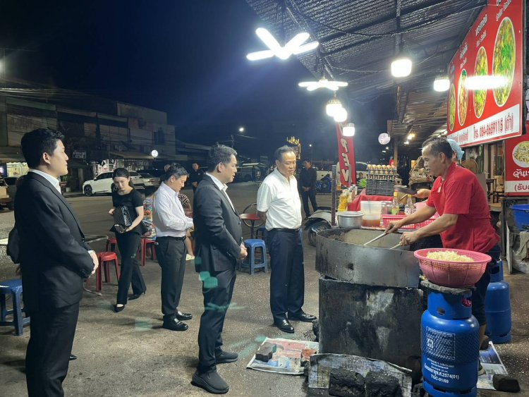 ไม่ติดหรู่แต่ติดหรอย!ว่าที่นายกฯ "อนุทิน"แวะชิมหอยทอด ผัดไทยร้านดัง “คนเสื้อแดงปราจีนฯ ”
