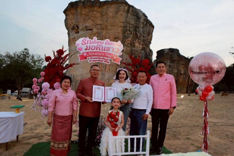 "รักนิรันดร์บนลานหินล้านปี! ชัยภูมิ'สมรสเท่าเทียม' รับวาเลนไทน์ ท่ามกลางอ้อมกอดมอหินขาว"