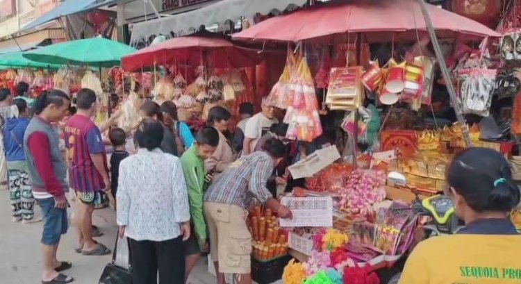 คึกคัก!!วันจ่ายตรุษจีนอุทัยธานี เจ้าของร้านแจกทุกปี ตะกร้าคนละใบ เชื่อไว้ใส่เงินใส่ทองเฮงๆ