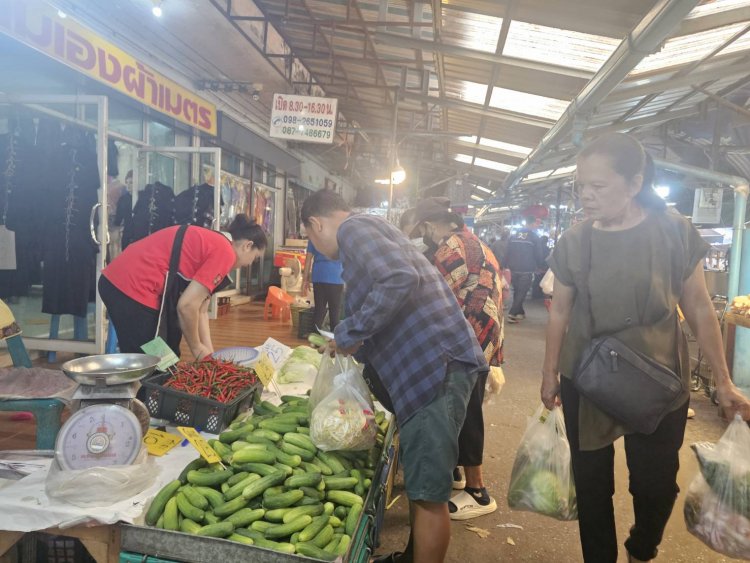ตรุษจีนปราจีนบุรี วันจ่ายตลาดหน้าค่ายจักรพงษ์คึกคักตลอดวันแต่ยอดขายไม่พุ่ง