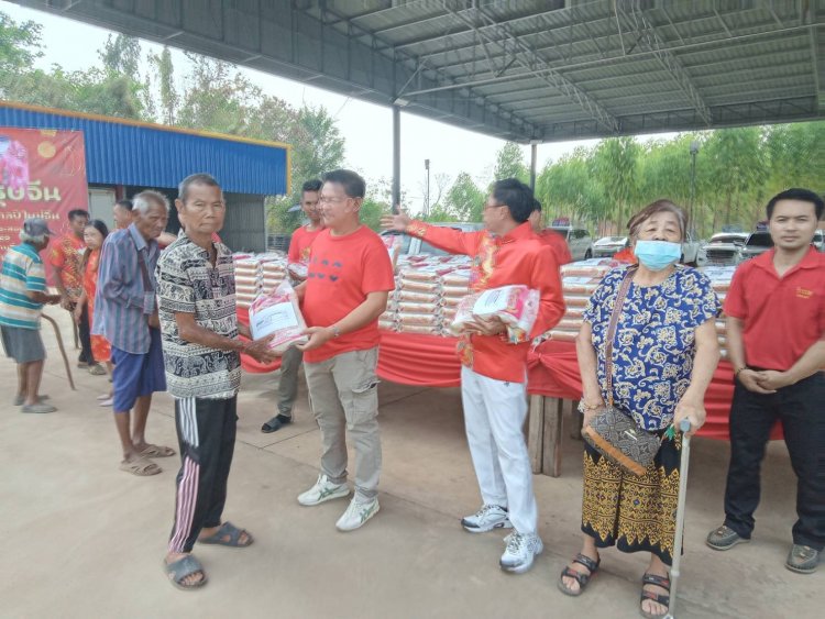 เสี่ยเต็นท์รถมือสองปราจีนฯใจบุญฉลองตรุษจีนแจกข้าวสาร 1 พันถุงบรรเทาทุกข์ผู้ยากไร้