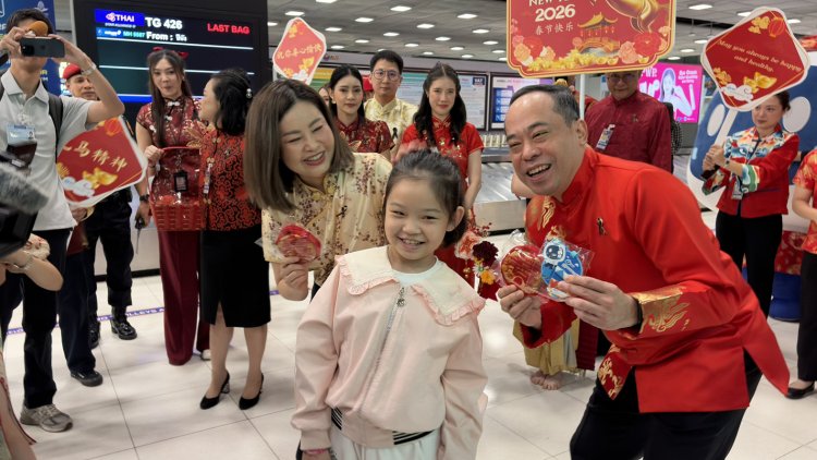 ท่าอากาศยานสุวรรณภูมิต้อนรับตรุษจีนมอบของที่ระลึกส่งต่อคำอวยพรต้อนรับปีใหม่จีนอย่างอบอุ่น
