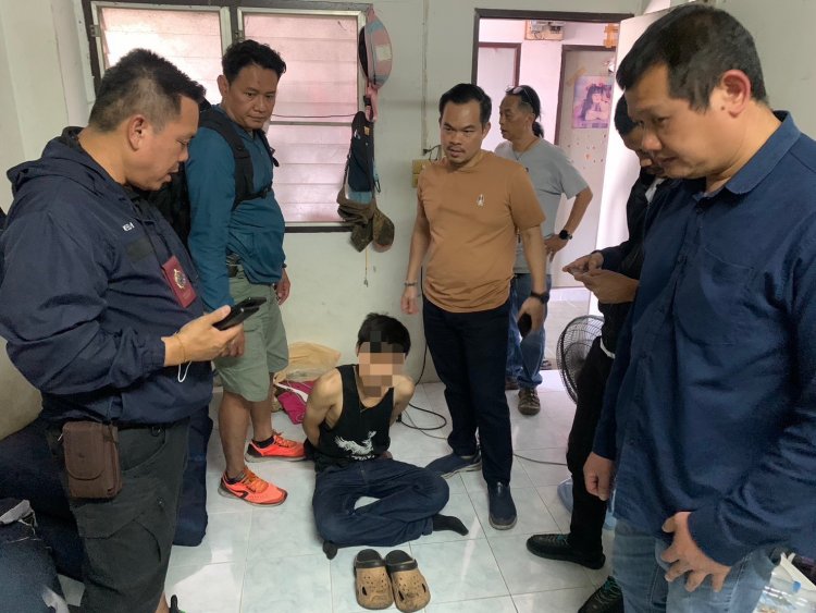 อุกอาจกลางกรุง! รวบหนุ่มเมียนมาใช้มีดจ่อเหยื่อบังคับโอนเงินสุดท้ายถูกจับทันควัน