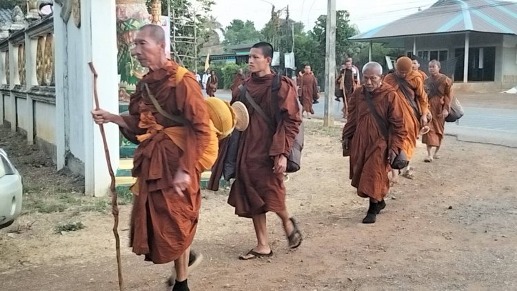 คณะธุดงค์100 กว่ารูปเดินเท้าจากอรัญฯจ.สระแก้ว ไปนมัสการหลวงพ่อโสธรแปดริ้ว14 วัน
