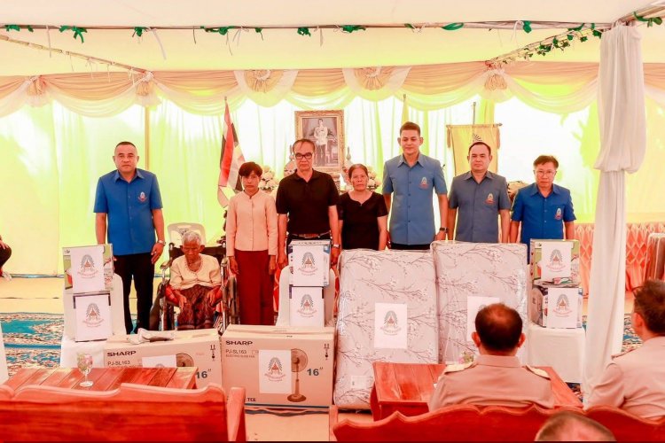 พระมหากรุณาธิคุณถึงชาวขุนหาญ มอบสิ่งของพระราชทาน เยียวยาผู้ประสบภัยไฟไหม้