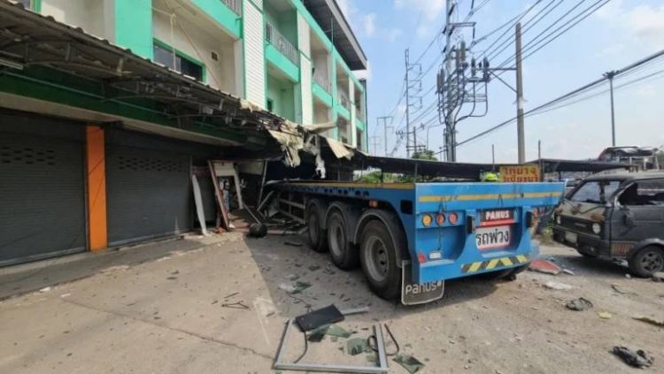 ระทึกกลางเมืองบางละมุง!พ่วง 18 ล้อพุ่งทะลุตึก 4 ชั้นร้านส้มตำพังยับเจ็บ 2