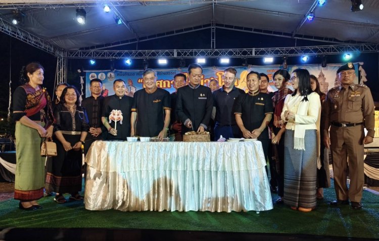 ผู้ว่าฯจังหวัดศรีสะเกษเปิดงานเทศกาลไก่ย่างโลกและของดีห้วยทับทัน ประจำปี 2569