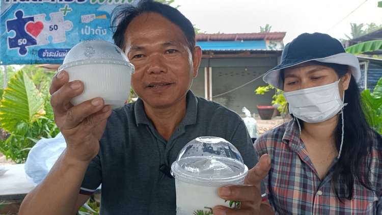 พลิกวิกฤตมะพร้าวน้ำหอมตกต่ำแปรรูปแช่เย็นดื่มคลายร้อนขายริมถนนรายได้พุ่ง
