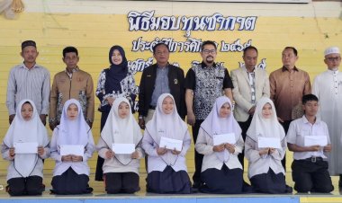 สส. ป้ายแดง "รุตฟี กล้าธรรม"ร่วมนายกโป่ง ธนาวิทย์ มอบเงินทุนซากาตให้นักเรียนในสังกัดเทศบาลเมืองนราธิวาส