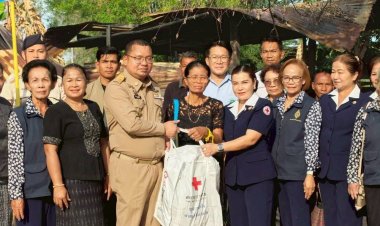 ขุขันธ์ไม่ทิ้งกัน! นายอำเภอนำทีมกิ่งกาชาดลงพื้นที่เยียวยาผู้ประสบวาตภัย มอบถุงยังชีพ 86 ชุด เติมกำลังใจประชาชน