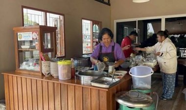 “อร่อยบอกต่อ” ข้าวหมูแดงหมูกรอบ "ร้านตั้มพานิช" ลูกค้าแน่นร้านทุกวัน