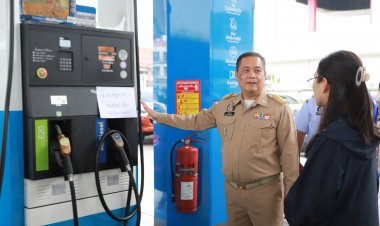 ผู้ว่าฯปทุมธานี นำทีมลงพื้นที่ตรวจสอบปั๊มน้ำมัน สร้างความมั่นใจประชาชน ยืนยันน้ำมันเพียงพอแต่รอรอบการขนส่ง 