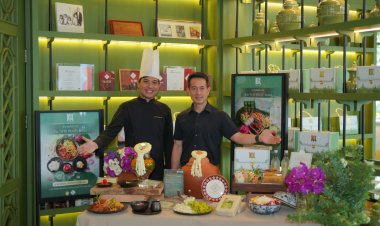 “ไซมิส แอสเสท” เปิดตำรับ “ข้าวแช่ชาววัง 8 เครื่องเคียง” ที่ร้าน “มารี กีมาร์”