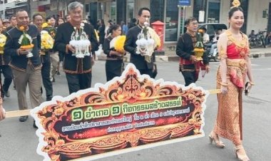 ชาวอำเภออุทุมพรพิสัยร่วมขบวนแห่น้ำศักดิ์สิทธิ์บูชาศิวะเทพทย้อนรำลึกปราสาทหินพันปีวิศวะสงกรานต์
