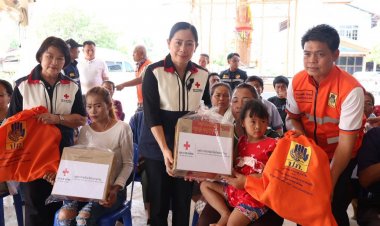 ไม่ทิ้งใครไว้ข้างหลัง!ผู้ว่าฯอำนาจเจริญลงพื้นมอบสิ่งของช่วยเหลือเหยื่อวาตภัยอำเภอชานุมาน