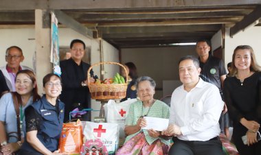 พ่อเมืองปทุมฯ เยี่ยมคุณยาย 5แผ่นดินอายุ108 ปี กระซิบถามเคล็ดลับอายุยืน พร้อมมอบสิ่งของและเงินช่วยเหลือผู้สูงอายุ